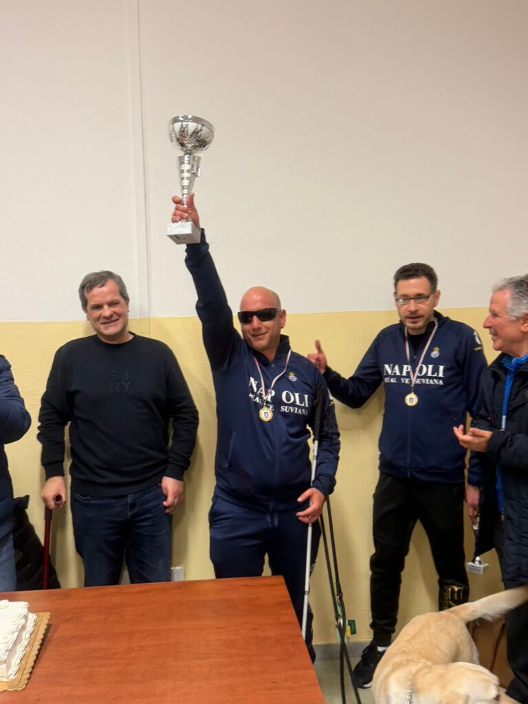 1° classificato maschile che alza la coppa